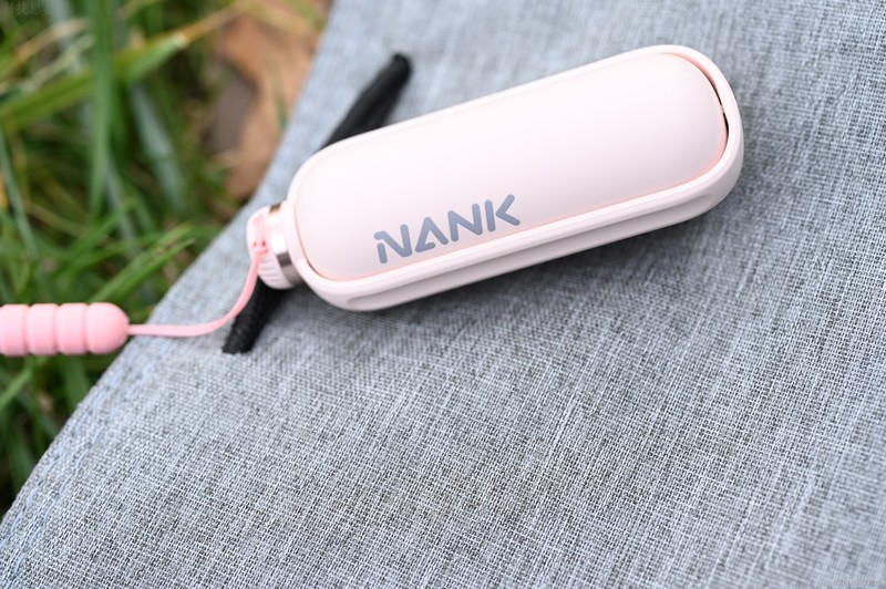 设计有趣的轻巧真无线，体积小续航长，小音舱上手