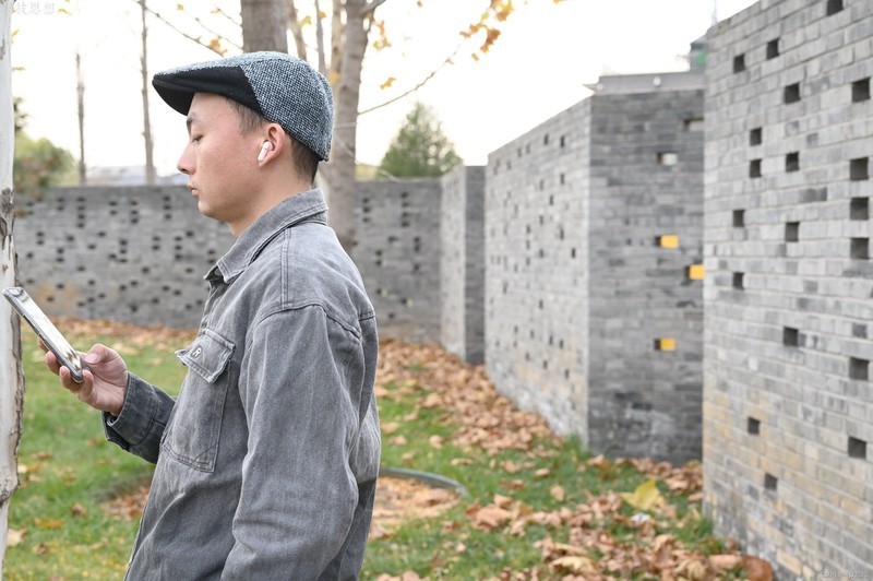 设计有趣的轻巧真无线，体积小续航长，小音舱上手