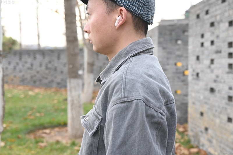 设计有趣的轻巧真无线，体积小续航长，小音舱上手