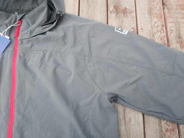 国内现在真的是卷过分了，防晒服都按不住了，开始卷遮热了