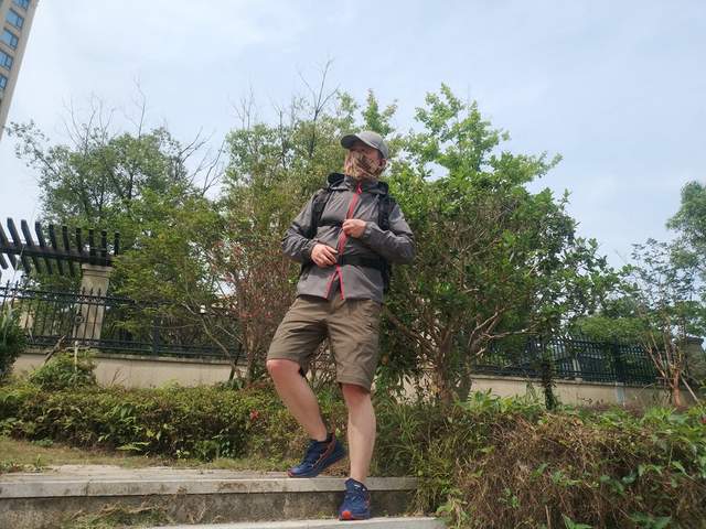 国内现在真的是卷过分了，防晒服都按不住了，开始卷遮热了