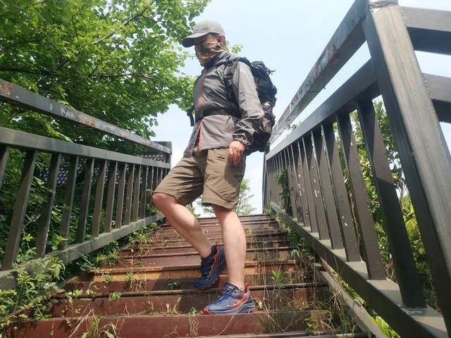 国内现在真的是卷过分了，防晒服都按不住了，开始卷遮热了