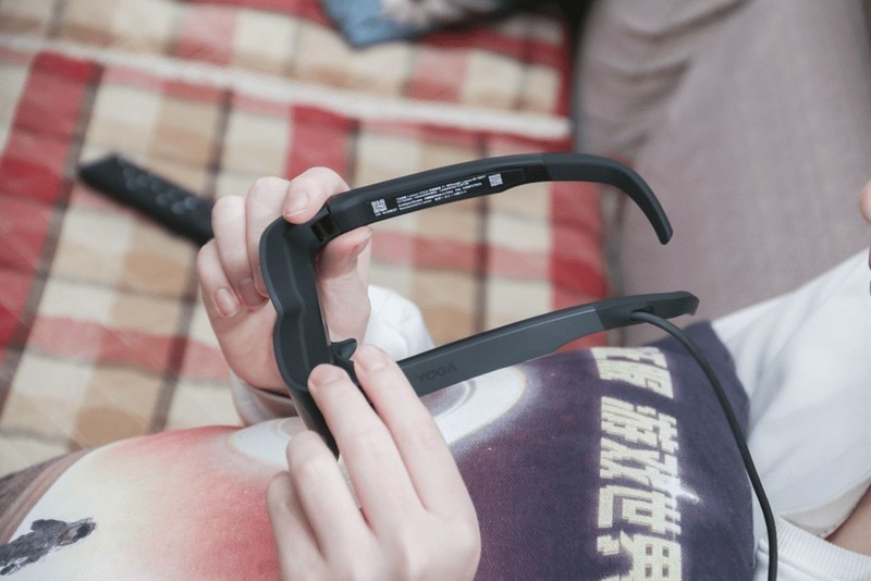 年轻人第二块私密显示屏！无需APP即插即用，YOGA智能眼镜T1体验