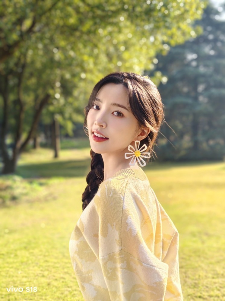 拍照利器+畅玩游戏+秀美如花，vivo S18全面评测来了