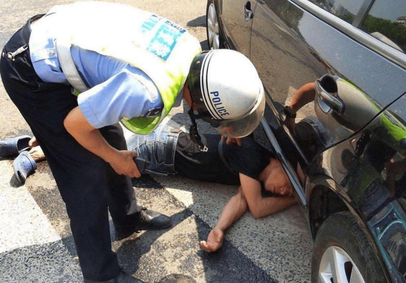 碰瓷新花样防不胜防？还好我有秘密武器：70迈智能行车记录仪M800