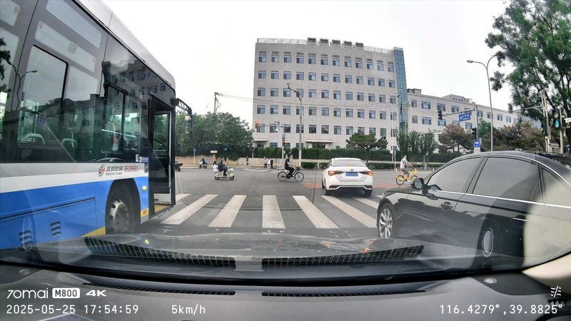 碰瓷新花样防不胜防？还好我有秘密武器：70迈智能行车记录仪M800