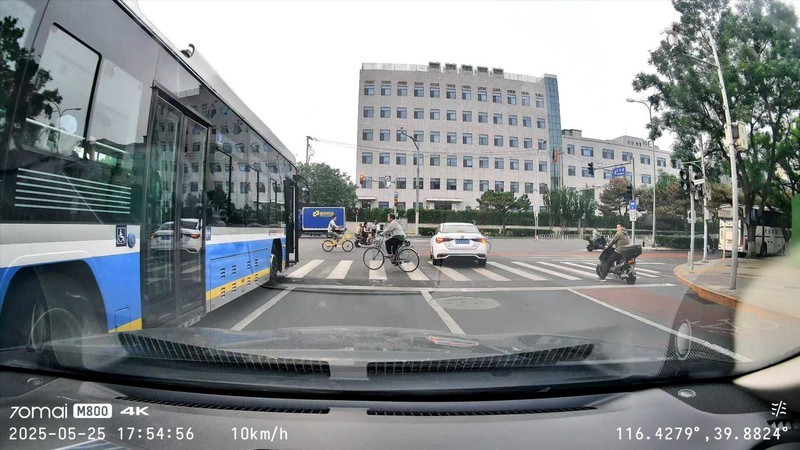 碰瓷新花样防不胜防？还好我有秘密武器：70迈智能行车记录仪M800