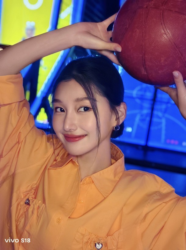 拍照利器+畅玩游戏+秀美如花，vivo S18全面评测来了