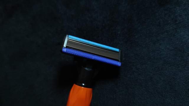 焕醒星洞小飞碟手动剃须刀——磁悬浮支撑技术下的“屹立不倒”！