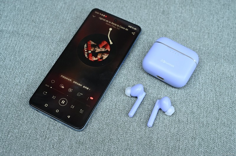 双料振膜为音质加分，设计也很漂亮，双飞燕二皮B90主动降噪耳机上手