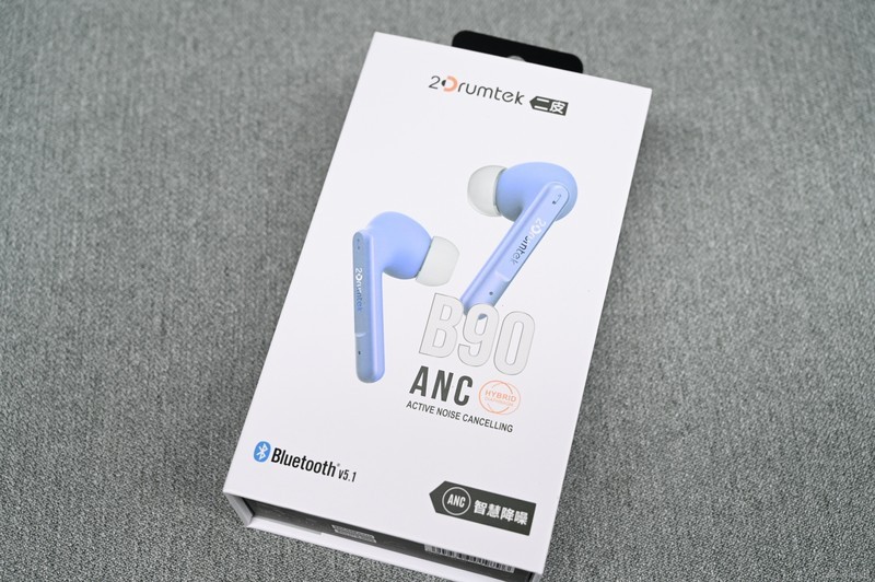 双料振膜为音质加分，设计也很漂亮，双飞燕二皮B90主动降噪耳机上手