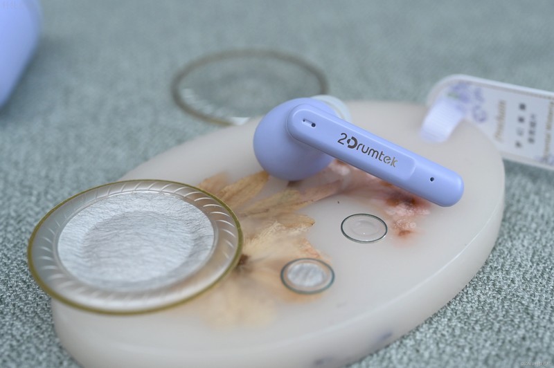 双料振膜为音质加分，设计也很漂亮，双飞燕二皮B90主动降噪耳机上手