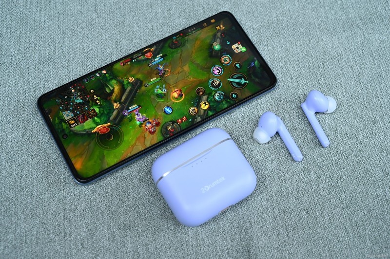 双料振膜为音质加分，设计也很漂亮，双飞燕二皮B90主动降噪耳机上手