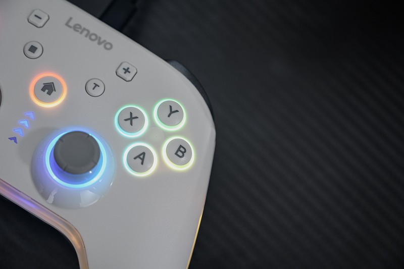 PC、NS、安卓、苹果四平台兼容，3A大作玩家的利器，联想S03三模无线游戏手柄