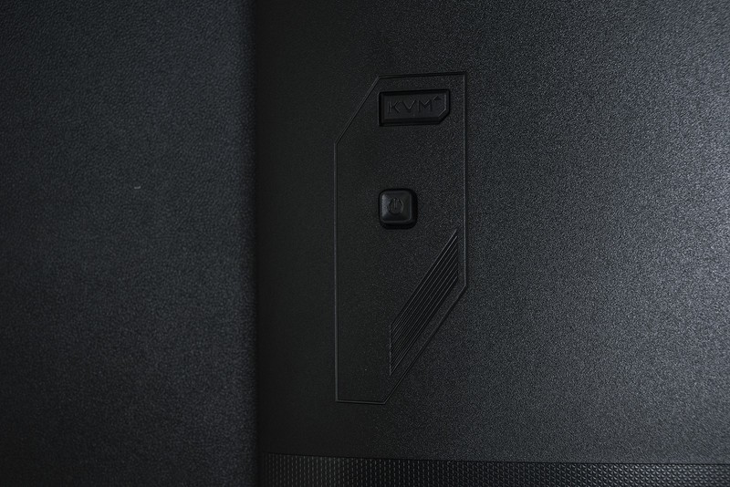 释放桌面与思想，4K高刷技嘉KVM电竞显示器，M32U带四套主机飞