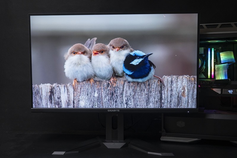 释放桌面与思想，4K高刷技嘉KVM电竞显示器，M32U带四套主机飞