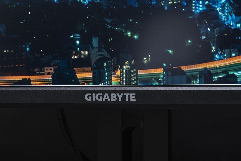 释放桌面与思想，4K高刷技嘉KVM电竞显示器，M32U带四套主机飞