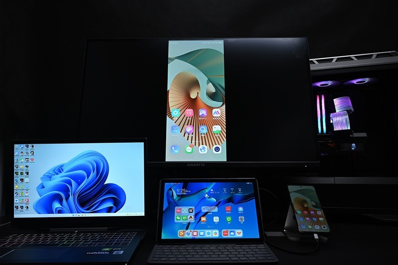 释放桌面与思想，4K高刷技嘉KVM电竞显示器，M32U带四套主机飞