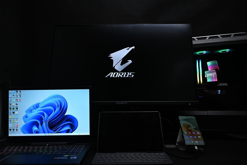 释放桌面与思想，4K高刷技嘉KVM电竞显示器，M32U带四套主机飞