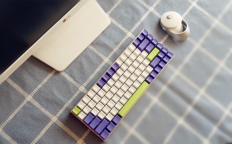多模无线静音键盘，颜值控的选择，雷柏V700-8A机甲紫体验