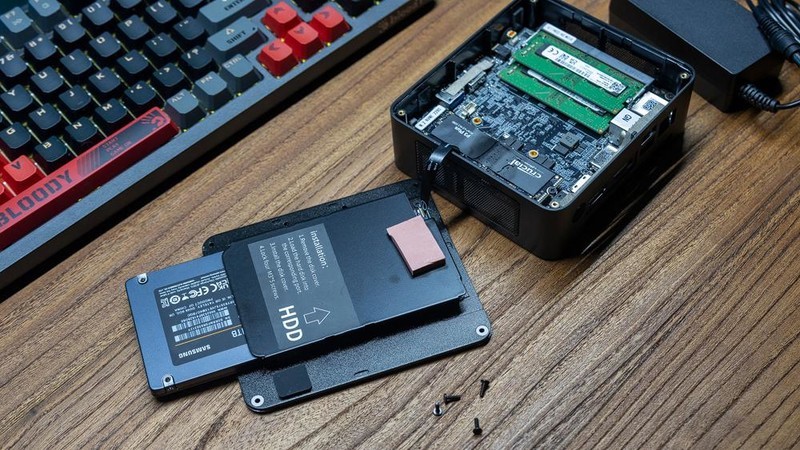 一大一小，一桌双工位配置，零刻SER5 R5-5500U和自组PC