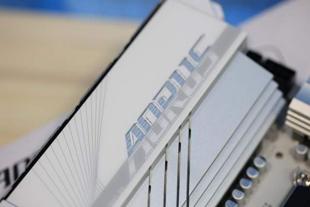 14代酷睿的高颜值座驾，技嘉B760M冰雕XAORUS ELITE X AX装机实测