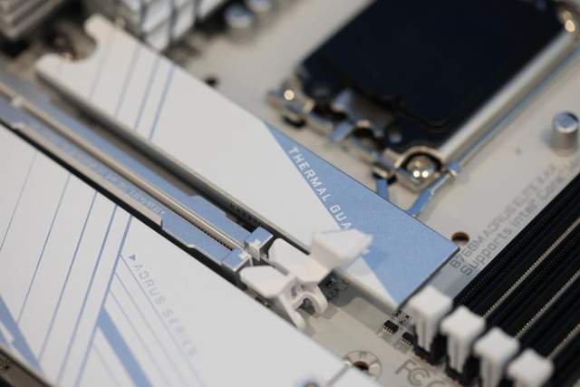 14代酷睿的高颜值座驾，技嘉B760M冰雕XAORUS ELITE X AX装机实测