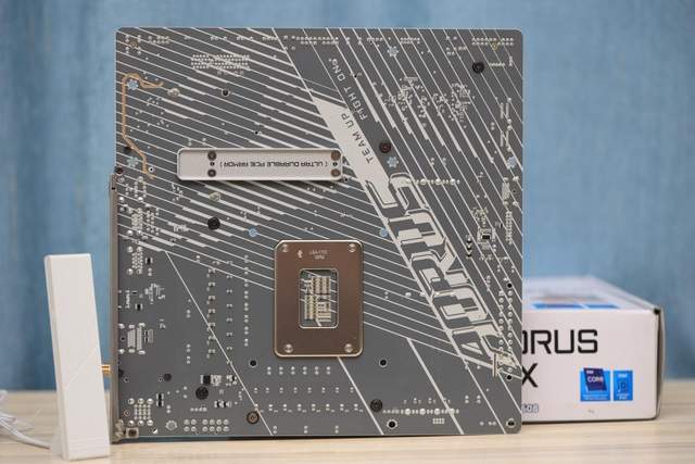 14代酷睿的高颜值座驾，技嘉B760M冰雕XAORUS ELITE X AX装机实测