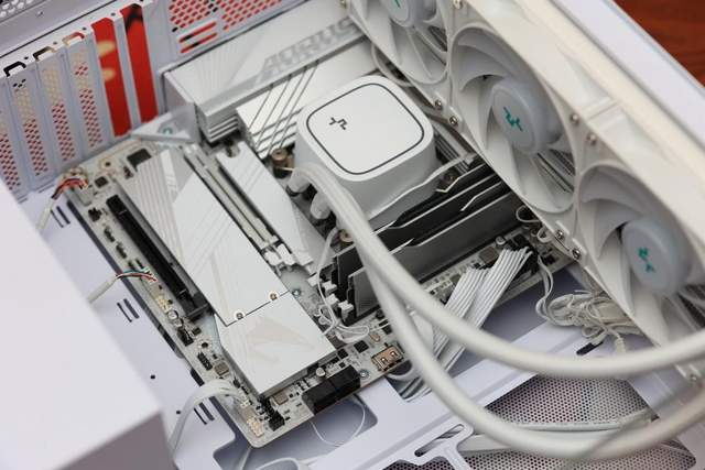 14代酷睿的高颜值座驾，技嘉B760M冰雕XAORUS ELITE X AX装机实测