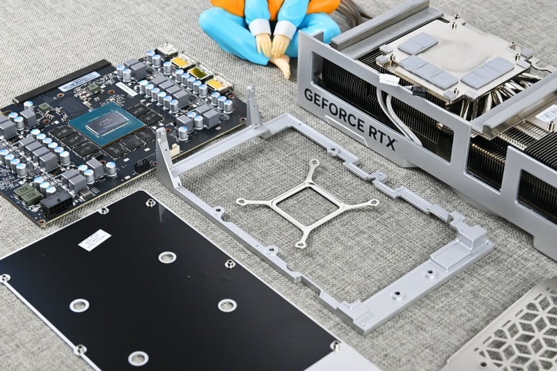 影驰RTX4080SUPER金属大师OC开箱拆解试玩：2K 360hz高刷屏搭档