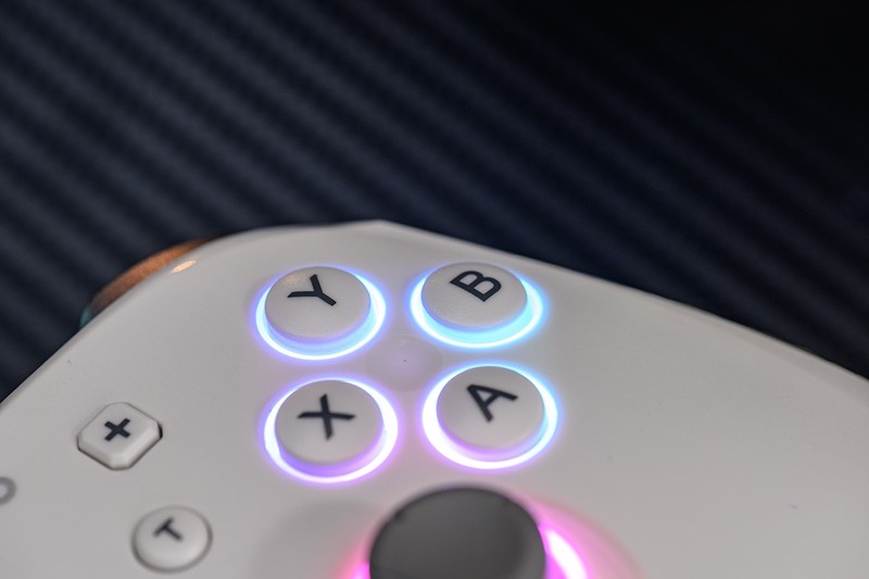 PC、NS、安卓、苹果四平台兼容，3A大作玩家的利器，联想S03三模无线游戏手柄