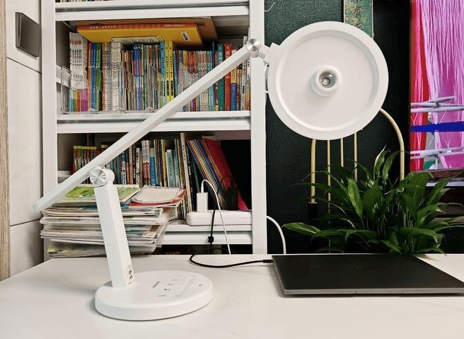 护眼灯哪个品牌最好用？护眼灯排行榜前十王牌机型新手必看！