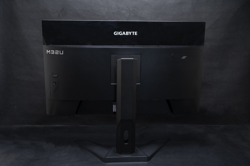 释放桌面与思想，4K高刷技嘉KVM电竞显示器，M32U带四套主机飞