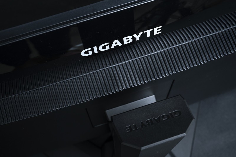 释放桌面与思想，4K高刷技嘉KVM电竞显示器，M32U带四套主机飞