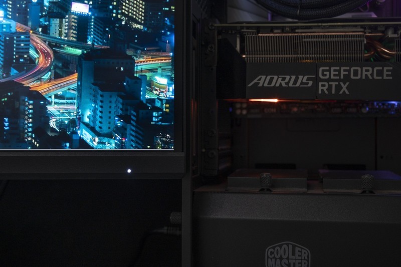 释放桌面与思想，4K高刷技嘉KVM电竞显示器，M32U带四套主机飞