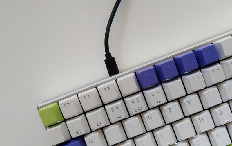 多模无线静音键盘，颜值控的选择，雷柏V700-8A机甲紫体验