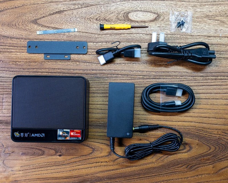 一大一小，一桌双工位配置，零刻SER5 R5-5500U和自组PC