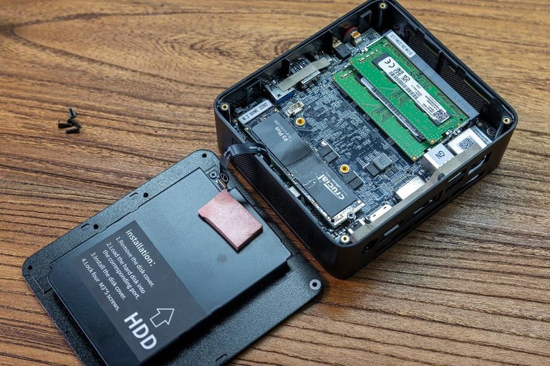 一大一小，一桌双工位配置，零刻SER5 R5-5500U和自组PC