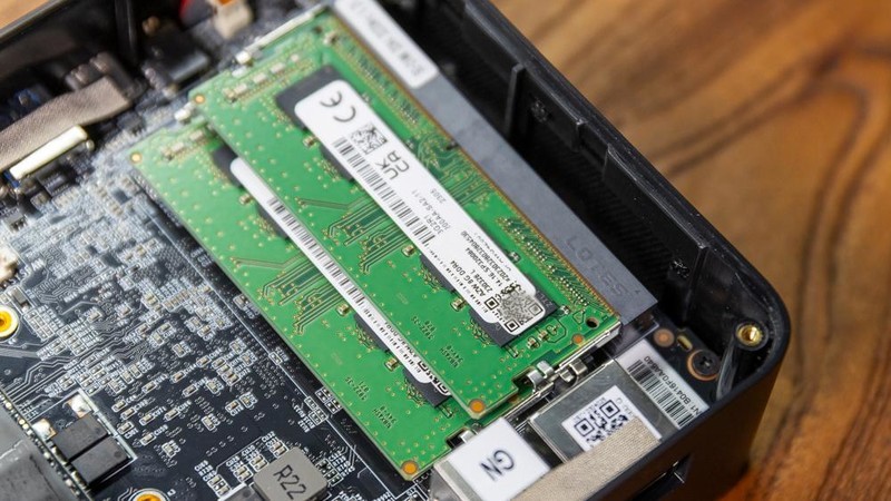 一大一小，一桌双工位配置，零刻SER5 R5-5500U和自组PC