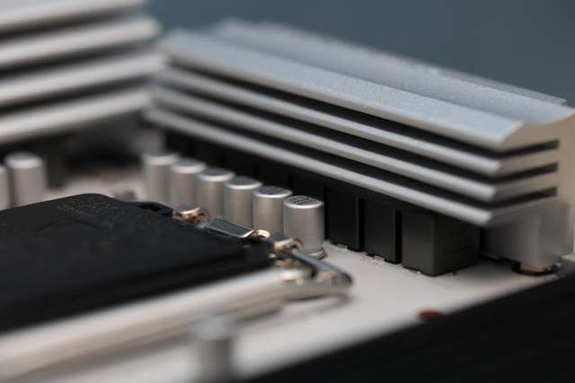 14代酷睿的高颜值座驾，技嘉B760M冰雕XAORUS ELITE X AX装机实测