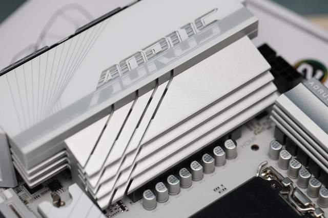 14代酷睿的高颜值座驾，技嘉B760M冰雕XAORUS ELITE X AX装机实测