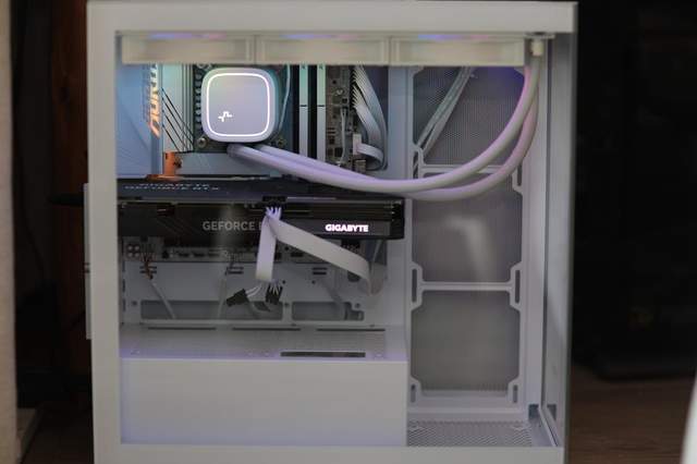 14代酷睿的高颜值座驾，技嘉B760M冰雕XAORUS ELITE X AX装机实测