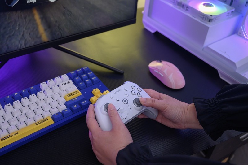 PC、NS、安卓、苹果四平台兼容，3A大作玩家的利器，联想S03三模无线游戏手柄