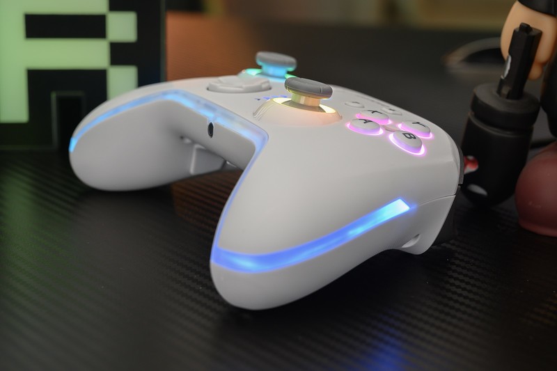 PC、NS、安卓、苹果四平台兼容，3A大作玩家的利器，联想S03三模无线游戏手柄