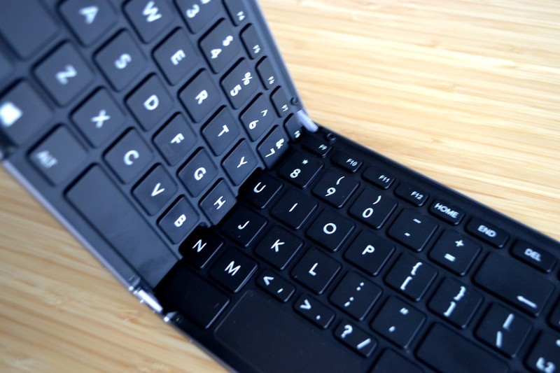 性能炸裂！锐龙7 8840U+10小时长续航，玲珑折叠键盘主机首发评测