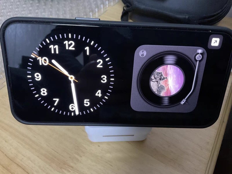 15W磁吸快充，小巧轻便易携带：安克Anker三合一无线充