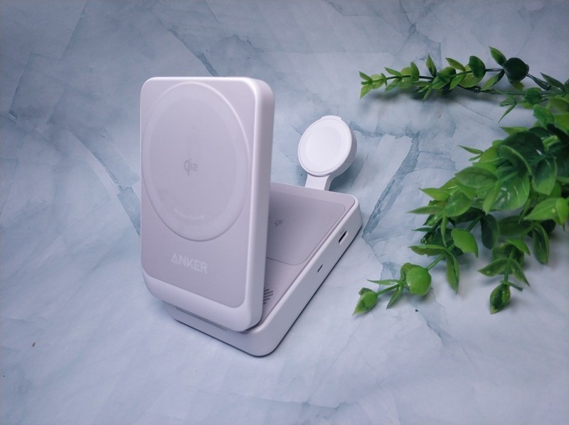15W磁吸快充，小巧轻便易携带：安克Anker三合一无线充