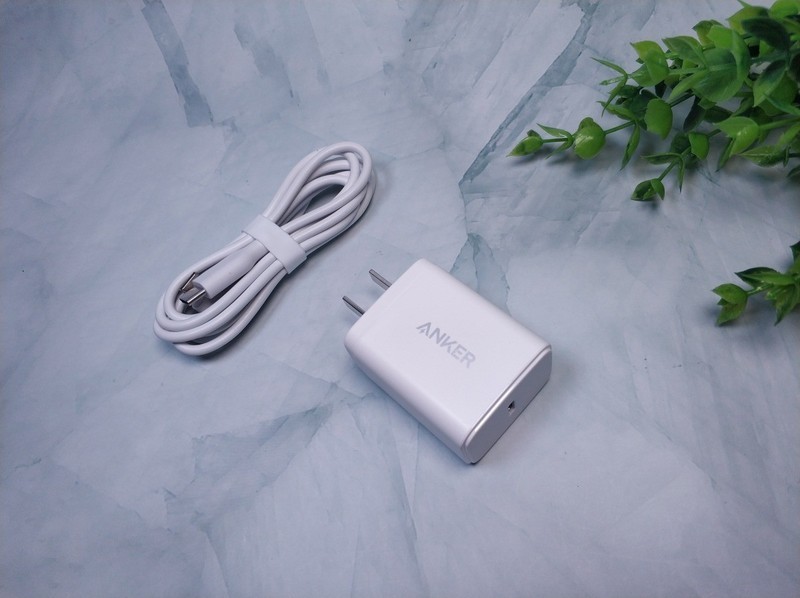 15W磁吸快充，小巧轻便易携带：安克Anker三合一无线充