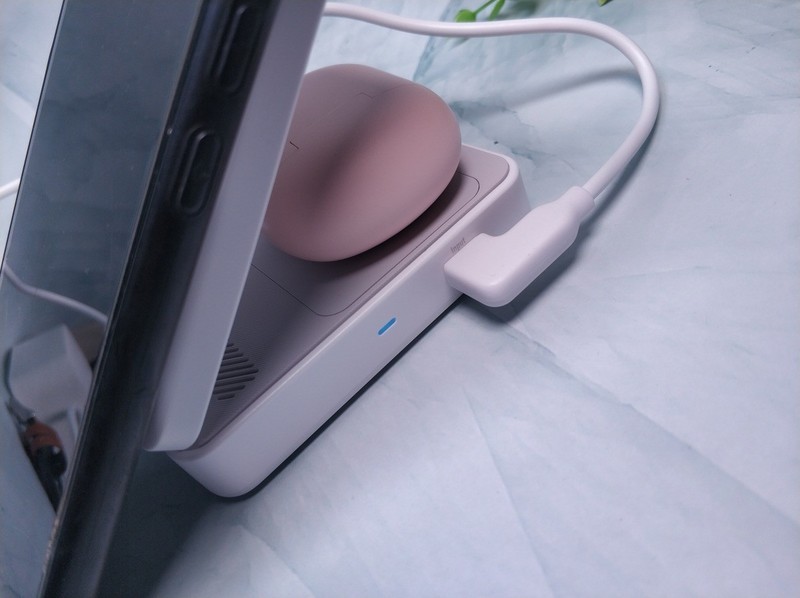 15W磁吸快充，小巧轻便易携带：安克Anker三合一无线充