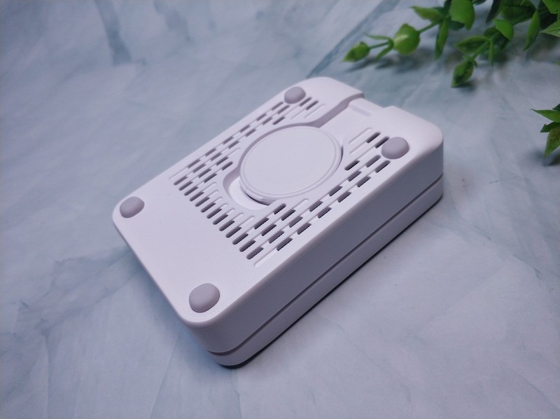 15W磁吸快充，小巧轻便易携带：安克Anker三合一无线充